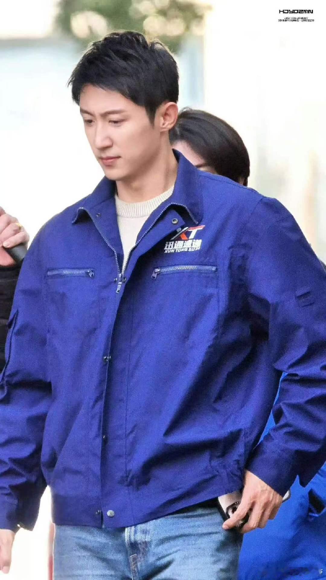 黄景瑜新剧快递服ootd 黄景瑜新剧换快递服啦！深蓝工装一上身，瞬间从男神变邻家