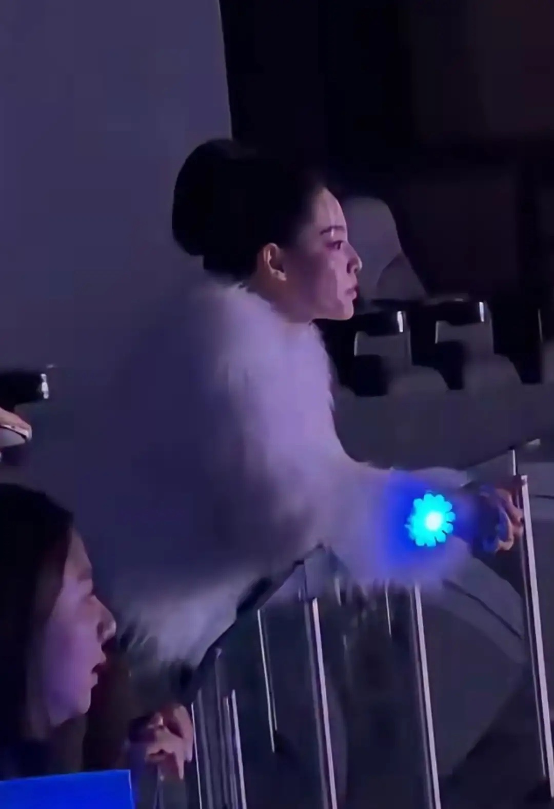 38岁张嘉倪暴瘦十斤，穿皮草衣看Ella演唱会，浪姐搭档陈意涵也在！ 