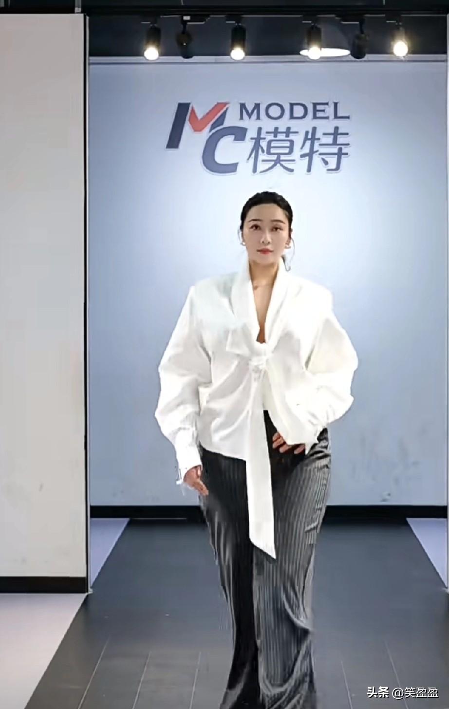 MC形体模特李琪 
岁月不败美人
 真正高级的
是刻在骨子里的气质
你认同吗？