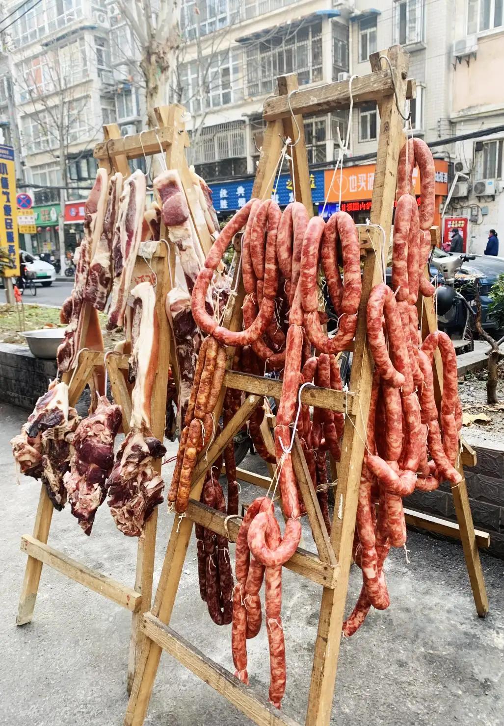 今天头脑一热就把香肠灌了。然后就刷到头条里有人说，最近气温太高，灌好的香肠都晒酸