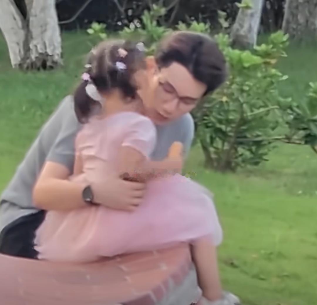 起猛了居然看到胡先煦演爹了前一秒还是综艺里搞笑调皮的大男孩，下一秒剧照化身靠谱顾