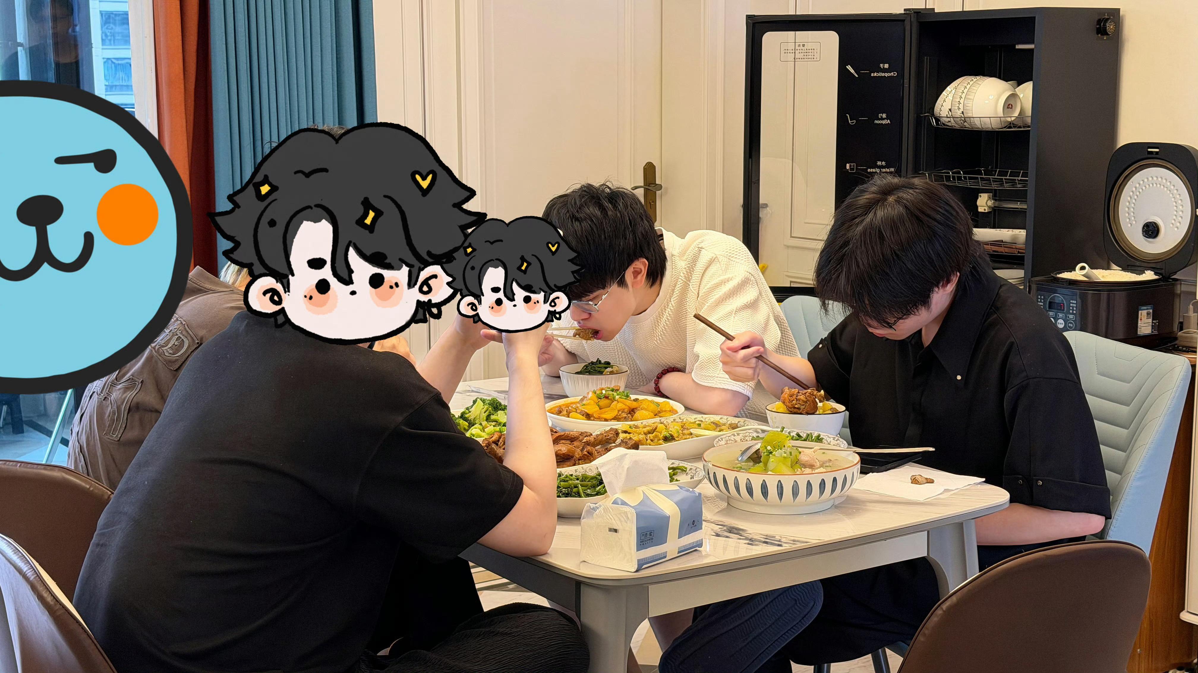 2026PEL夏季赛期间，战队选手集体于小食堂用餐。画面显示桌上有大鸡腿、西兰花