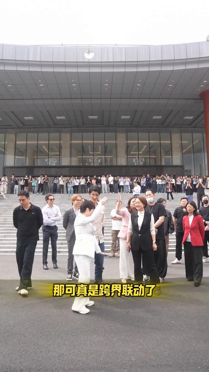 听说了吗？王力宏这两天被拍到坐着方程豹豹日去了比亚迪总部，这可就有点意思了。我看