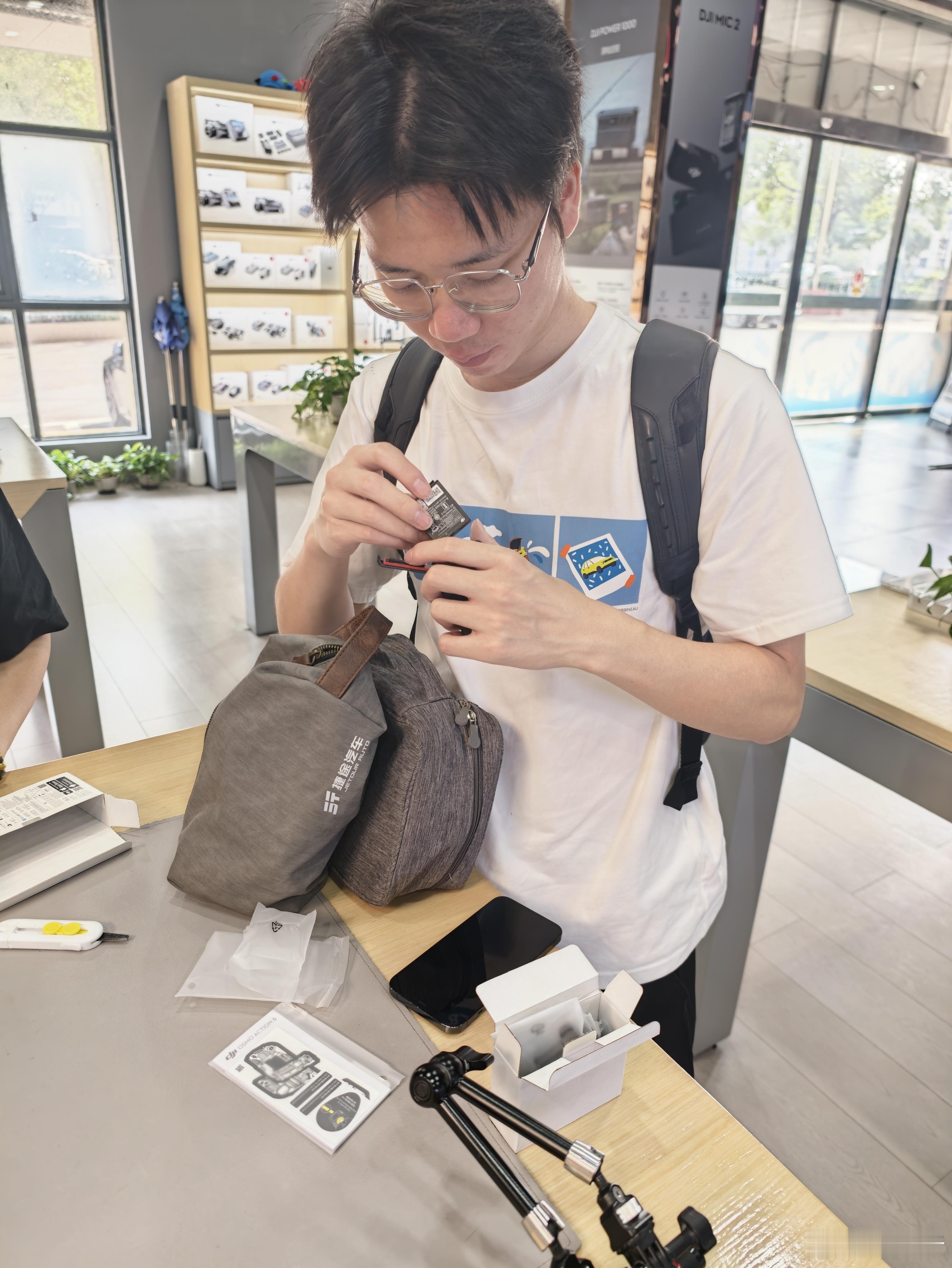 待会儿拍摄，现场买设备，这你受得了吗[doge] ​​​