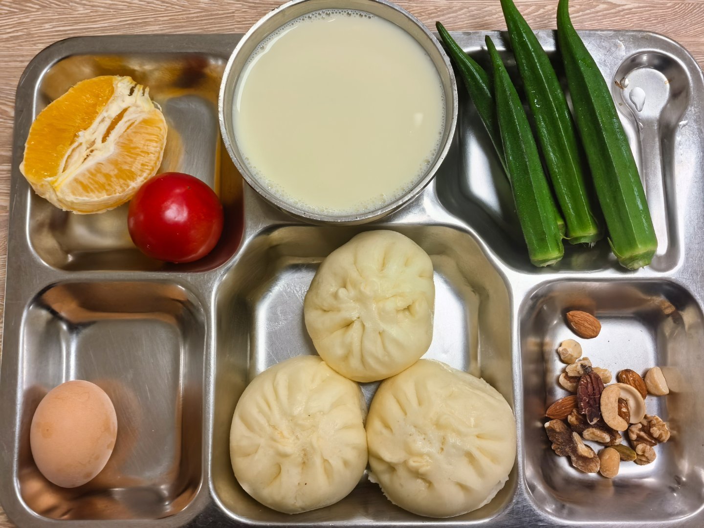 早餐  今日食堂餐，改良一下。🥢圆白菜鸡蛋素包×2，白萝卜肉包×1，豆浆×2，
