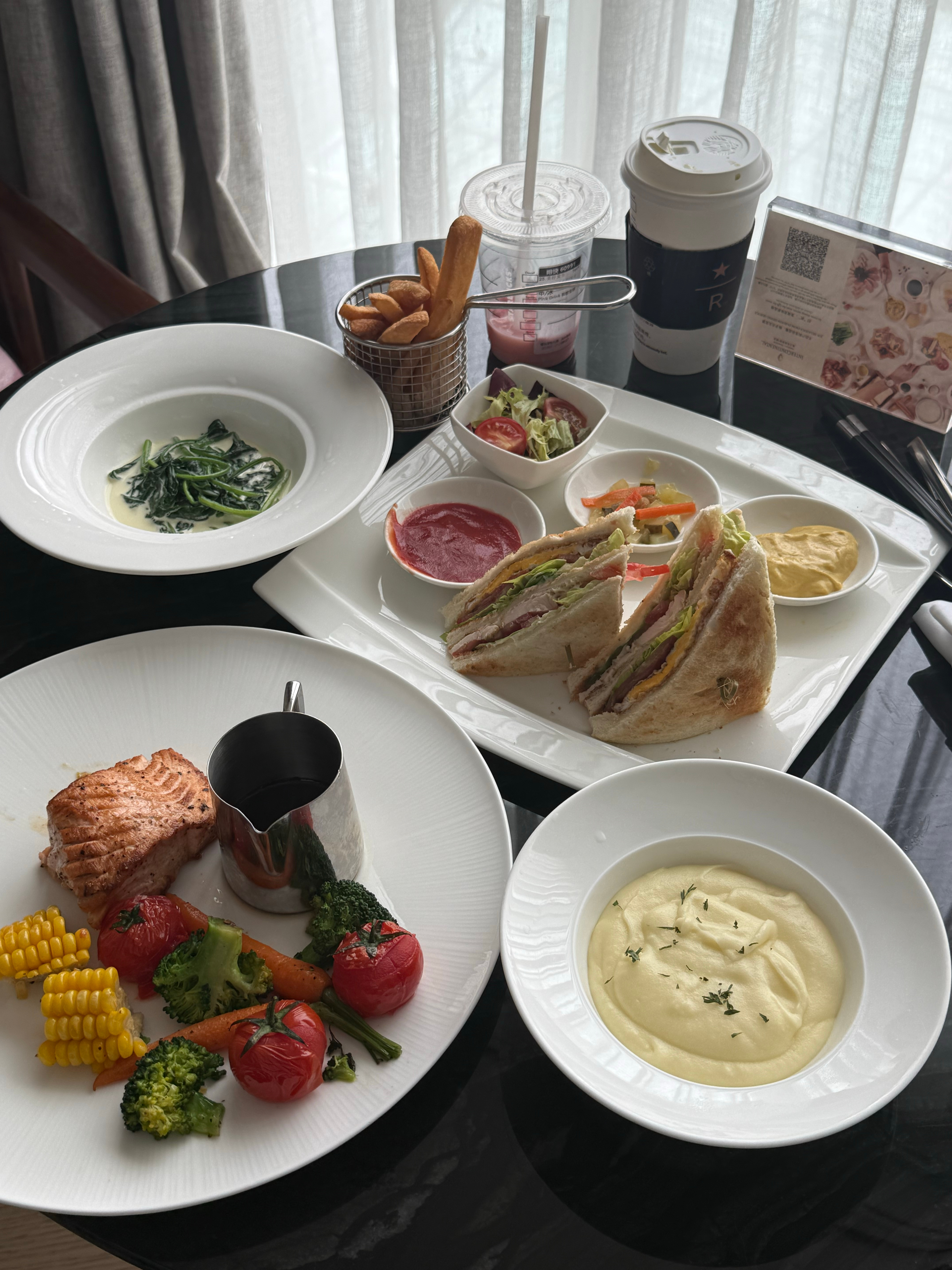 最近看到一句超有感染力的话：用宏大的世界去稀释痛苦，用微小的事物感知幸福所以看到