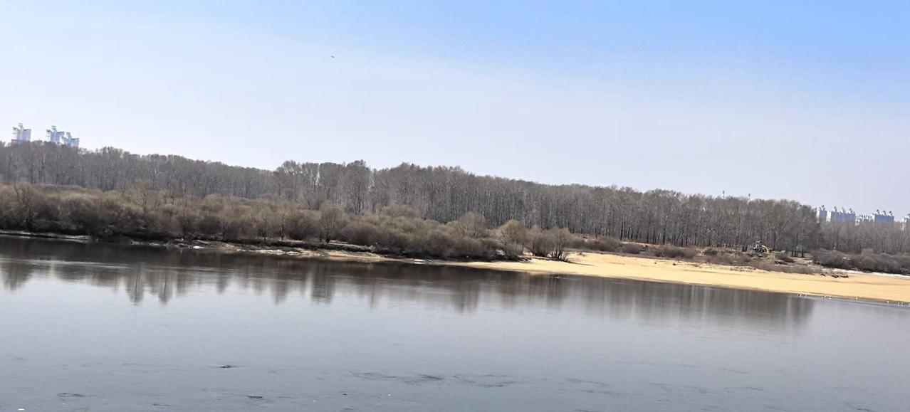 漫天蔚蓝藏日月