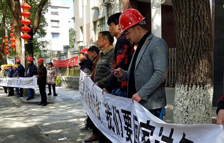 山西，男子因公司拖欠工资未发，没钱还房贷、生活，和其他四名员工一起将总经理留置在