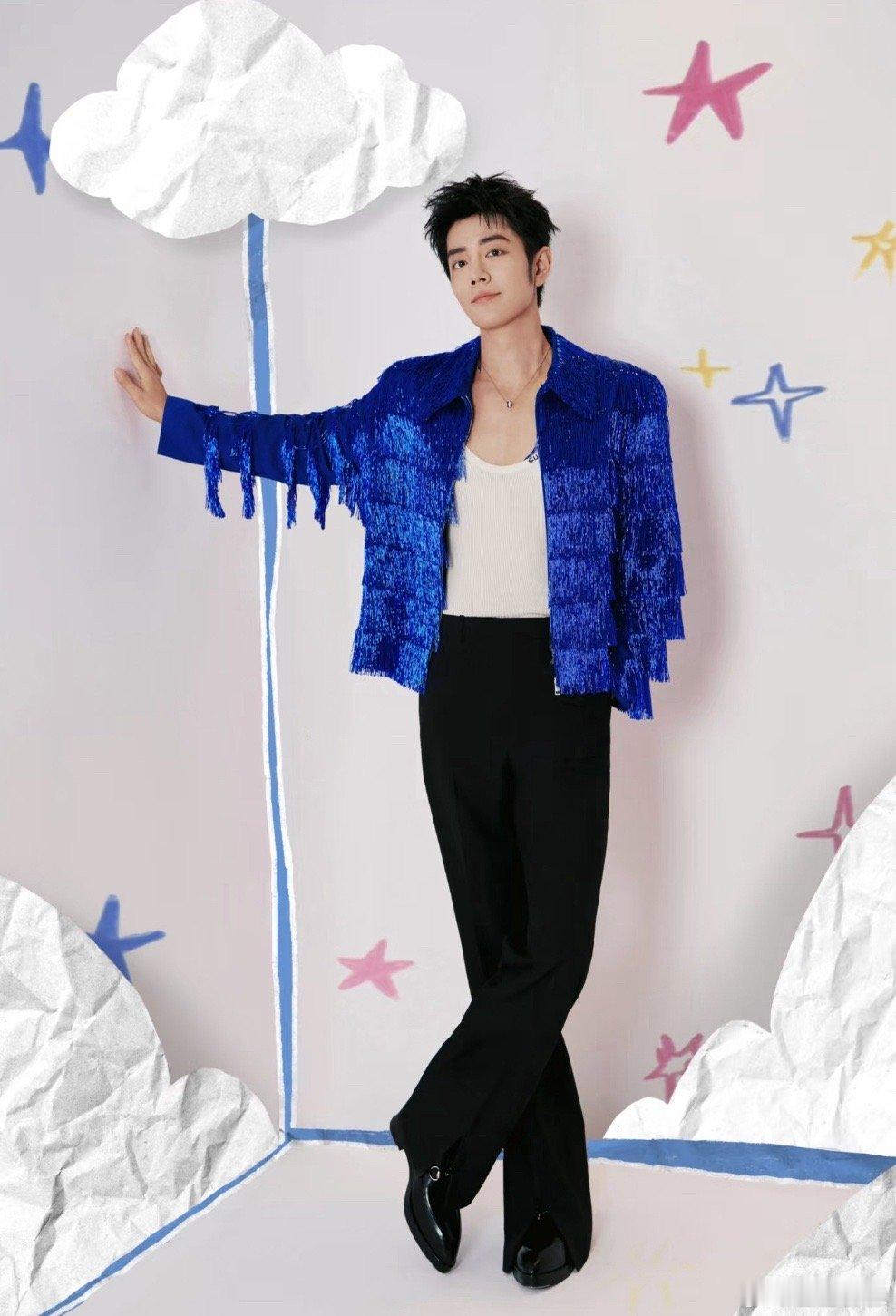 肖战历届春晚造型 从央视春晚到北京春晚。肖战的脸上几乎没有什么岁月的痕迹。春晚大