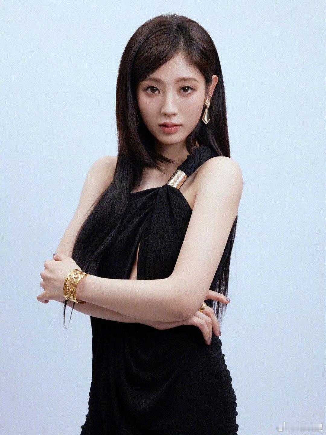 邢菲黑长直冷御感没有多余修饰的黑长直，搭配利落妆容，把“外冷内热”的御感拿捏得恰