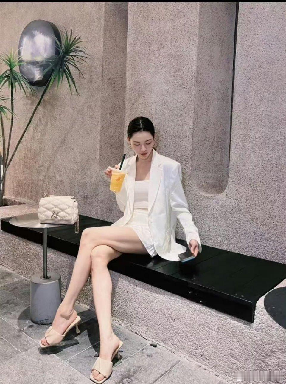 钟楚曦[超话]  我滴妈呀 我的眼根本看不了别处 真是满屏的腿啊 姐姐请问你是如