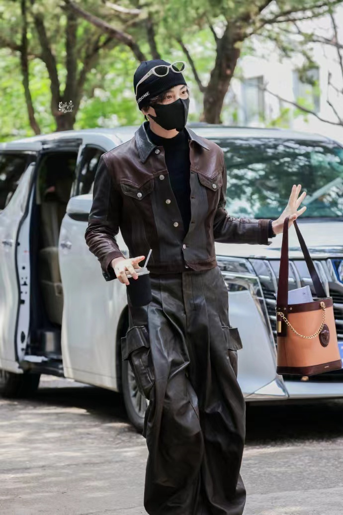 丁禹兮拼色皮衣冷帽look丁禹兮甜甜的潮男 丁禹兮甜甜的潮男，丁禹兮拼色皮衣冷帽