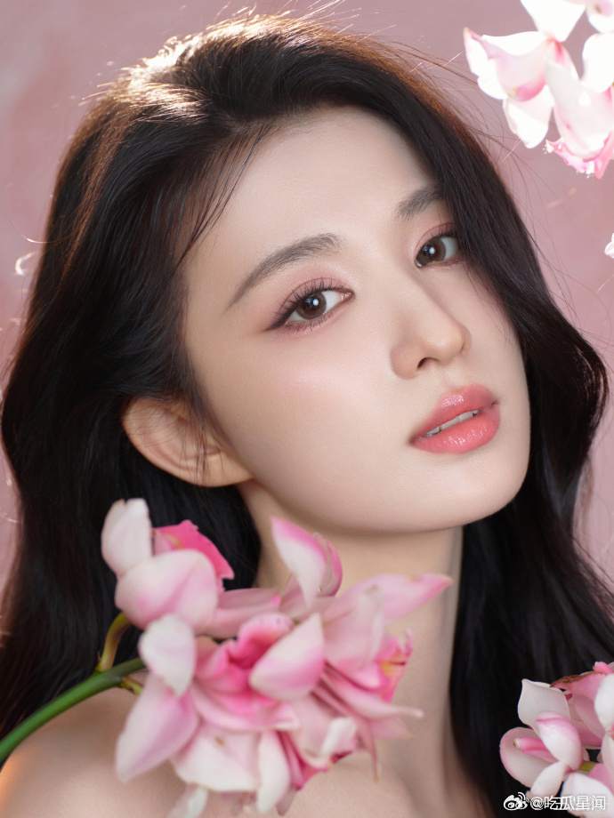 王楚然突然出现美我一下王楚然花美人更美今日份颜值暴击！王楚然晒图突然空降，站在花