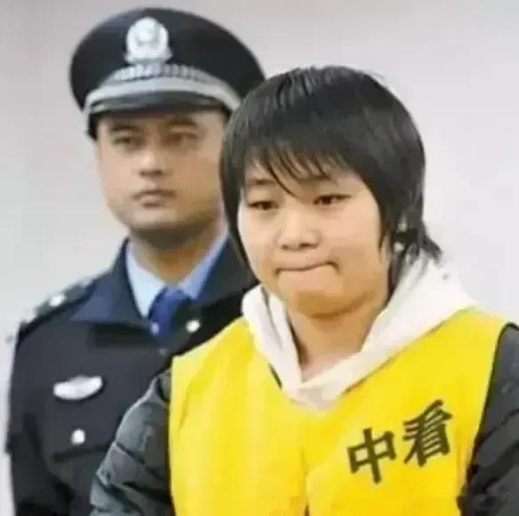 2010年，中山看守所，死刑犯齐萍萍，一张幼稚的小脸，看着幼稚又天真，这么小的孩