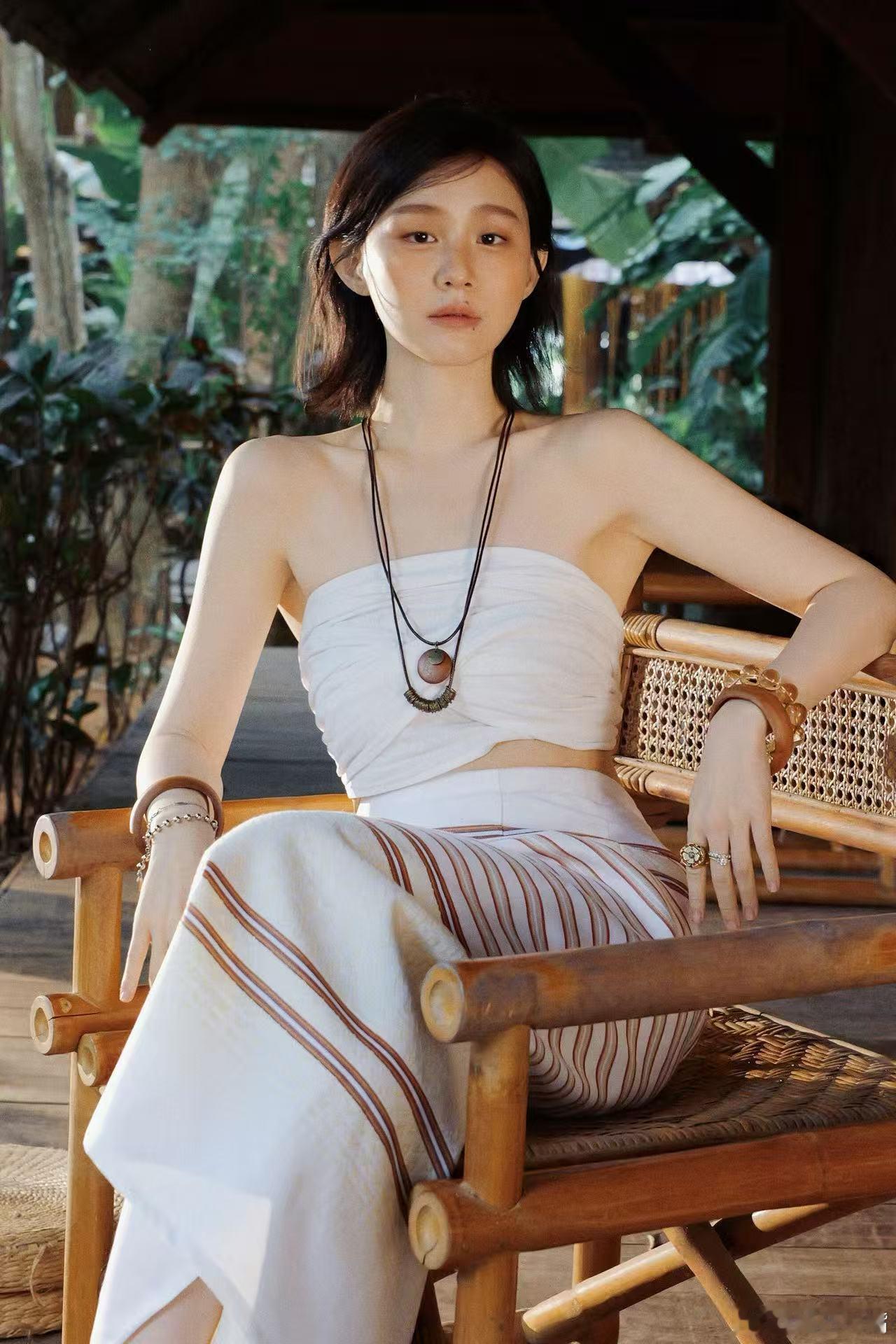 金靖傣族服装造型 金靖的傣装造型反差感拉满！既能穿出温婉端庄的民族韵味，又能拍出