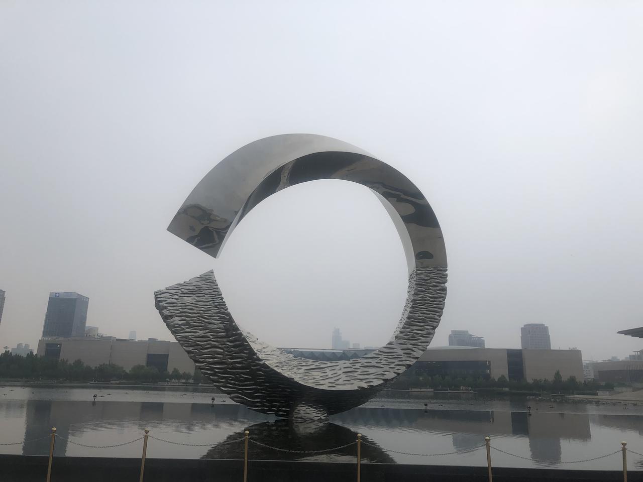 那时候每到天刚刚黑，我就出去溜达一下，在小店周边，或者是想去的地方溜达，一年的时