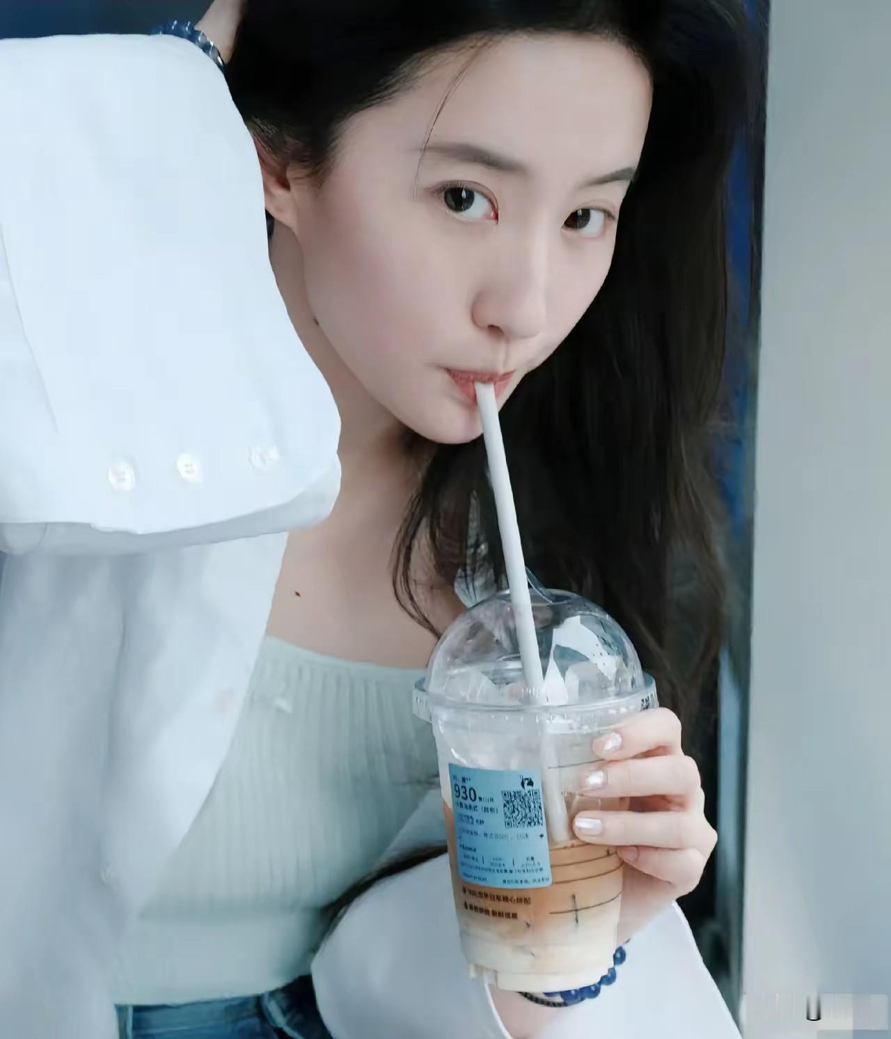 很多人都说，想要成为刘亦菲身边的工作人员，难度甚至远超入职国企。
 
刘亦菲对待