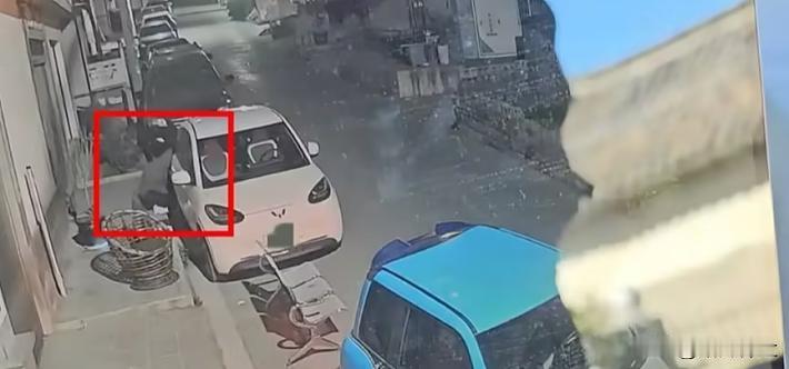 游客租车被车行员工偷摸划车

近日，网友反映在大理租车半夜被人恶意划车，调取监控