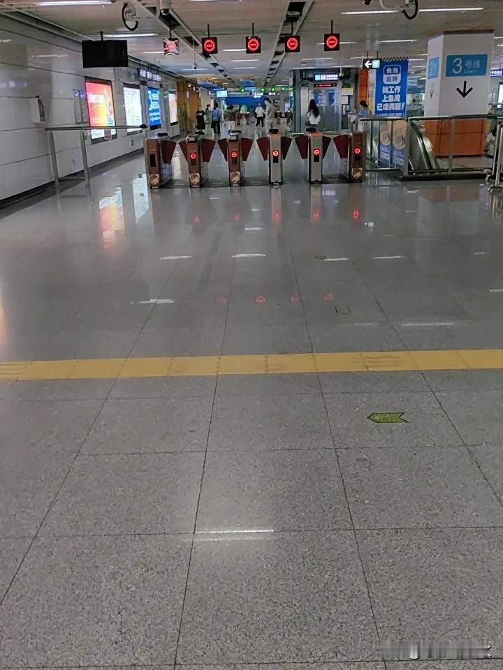 英伟达的掌舵人果然非同一般。本来华裔。在美国就属于弱势群体。但是他硬生生挤进漂亮