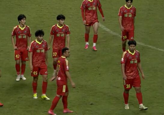 赛后副队长陈正一个个安慰身边的年轻人，但他可能才是最苦闷的人。去年决赛的剧本，一