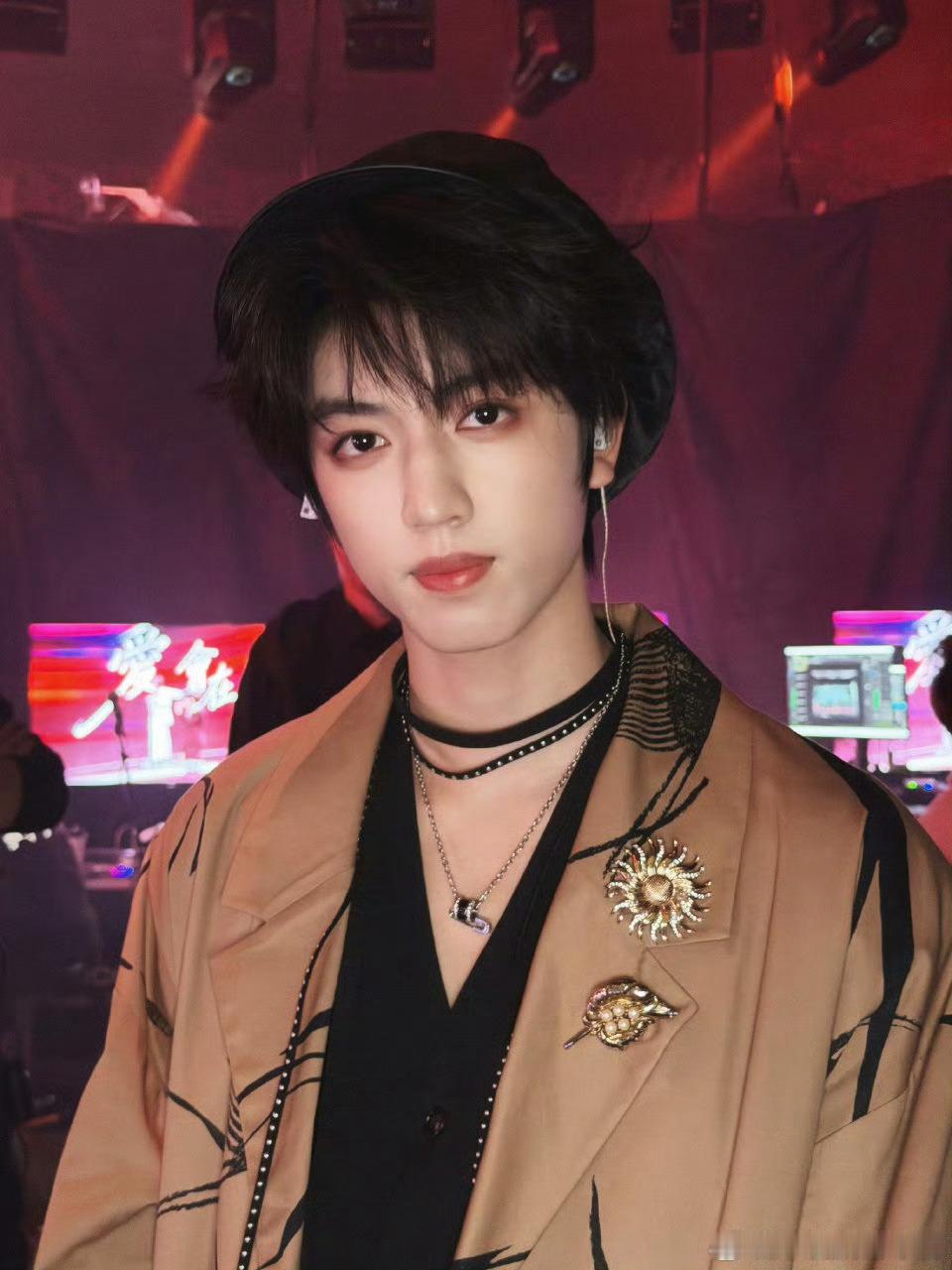 张桂源粉丝澄清是工作人员正常出镜！张桂源 女生合照