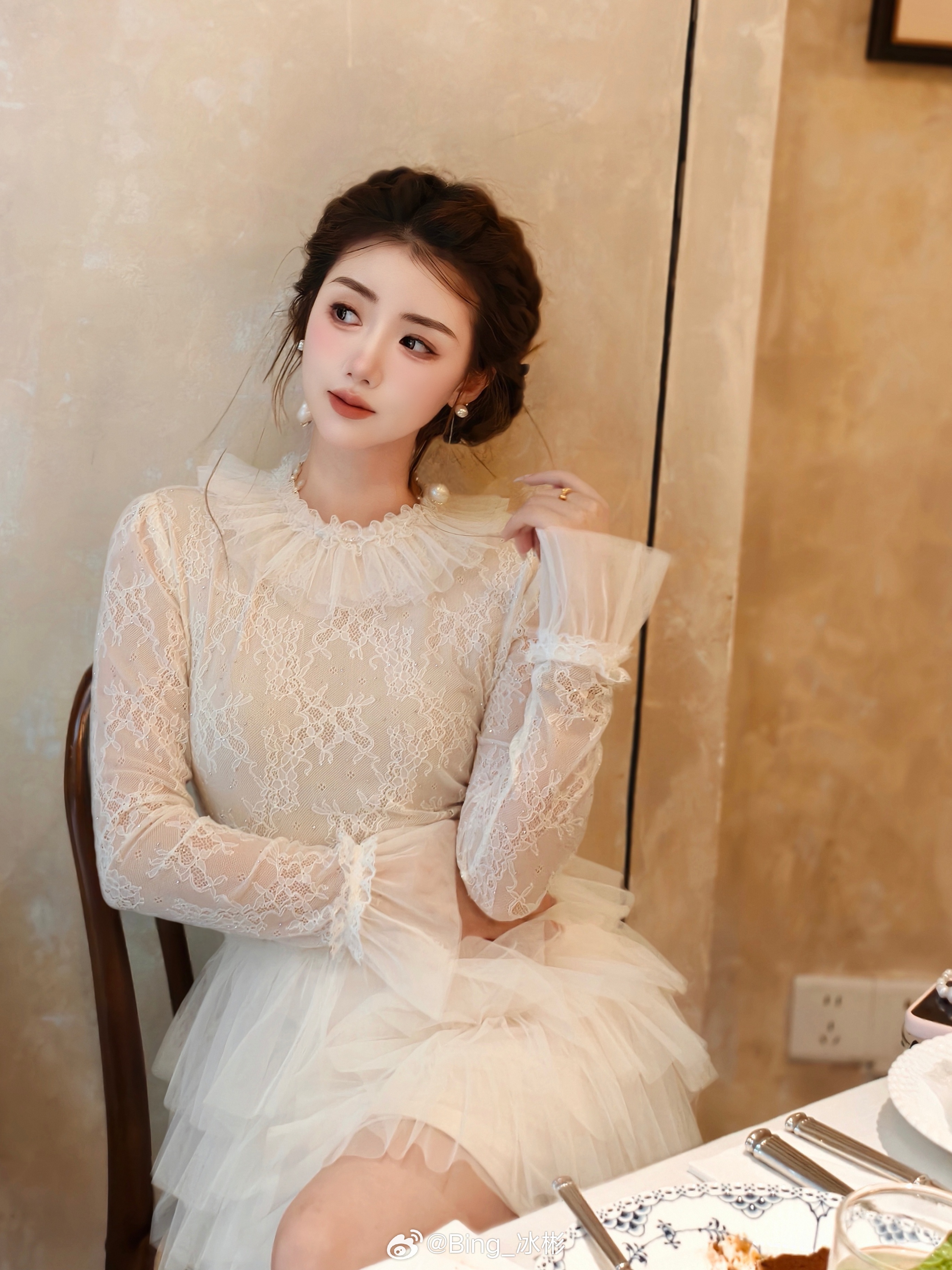 精致蕾丝面料，柔软亲肤是冰冰家秋冬定番会上的打底裙啦~单穿美丽，打底做小香，大衣