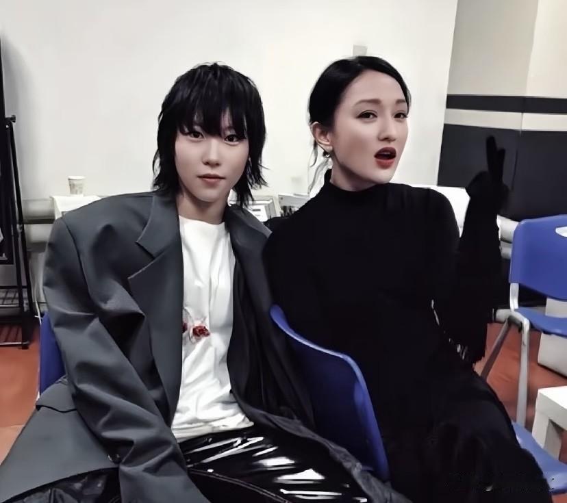 王菲女儿的女性朋友
都很优秀。
优秀的人和优秀的人在一起。
她们好幸福，好甜蜜。