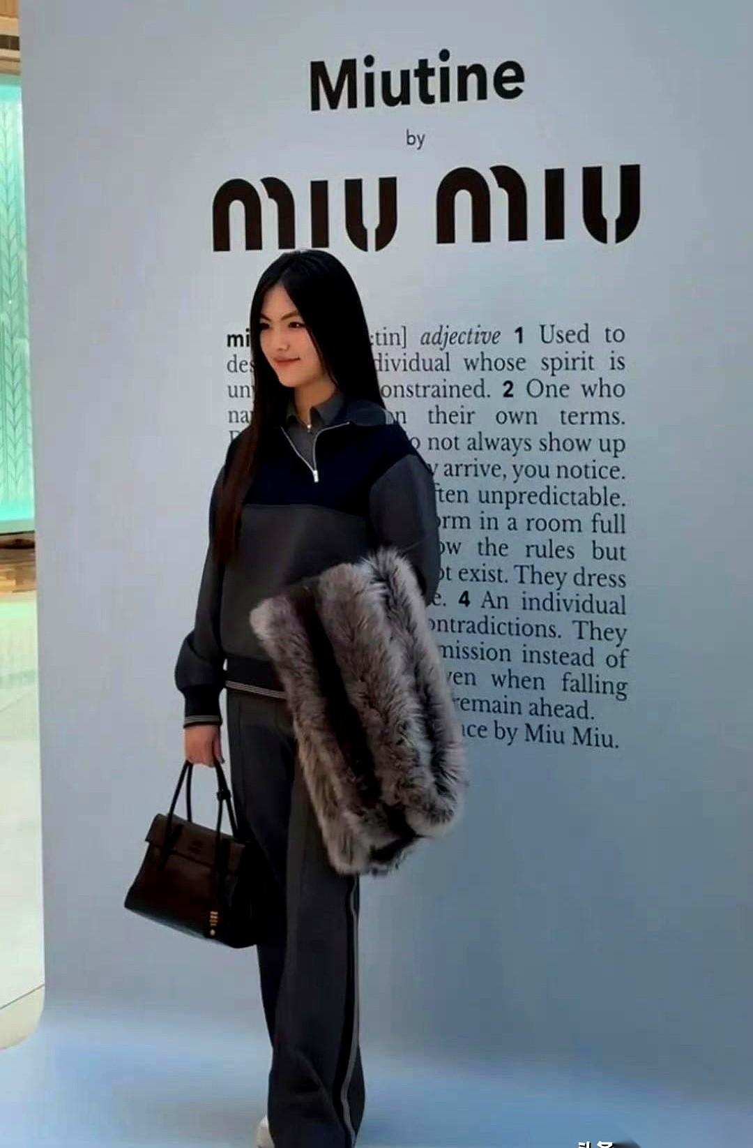 我天，刷到王诗龄这身，恍惚了一下。
终于，终于不是那个穿着一身香奈儿套装、被硬塞