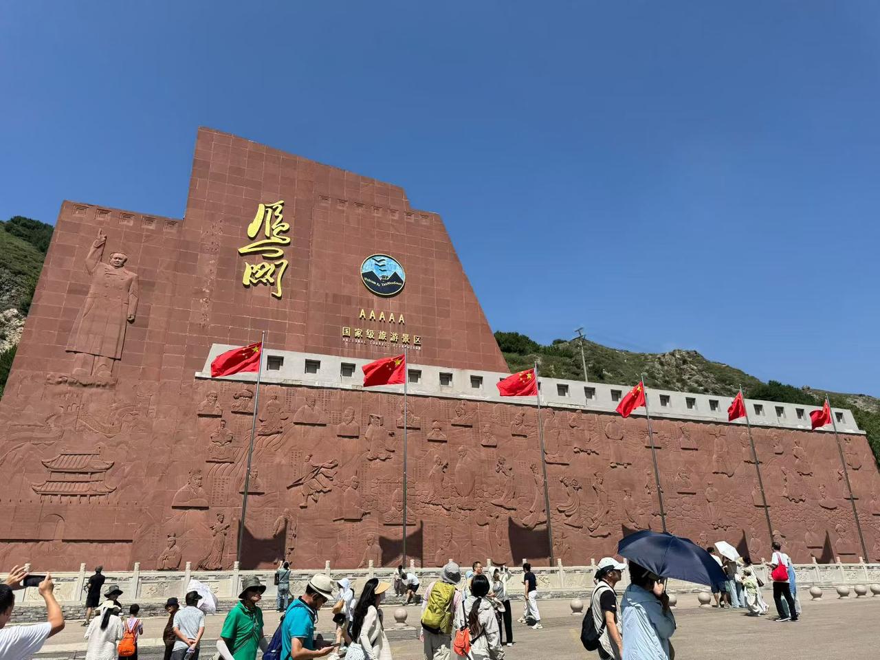 雁门关所在的雁门山，因两山东西对峙，其形如门，飞雁出于其间而得名。古称勾注塞、西