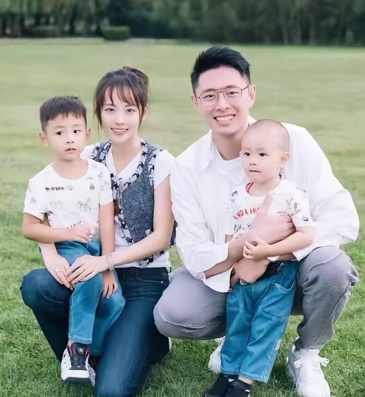 果然没有对比就没有伤害啊
不信你看买超对待张嘉倪和郝晴
那待遇简直天差地别
张嘉