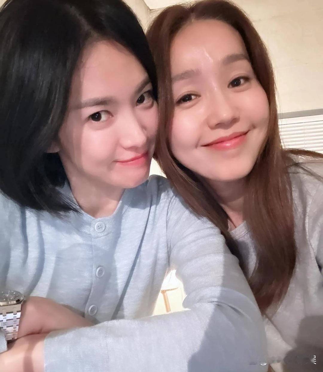 42岁宋慧乔和闺蜜李真聚会，她又剪了短发，非常的瘦，脸很小，皮肤白皙嫩滑，非常的