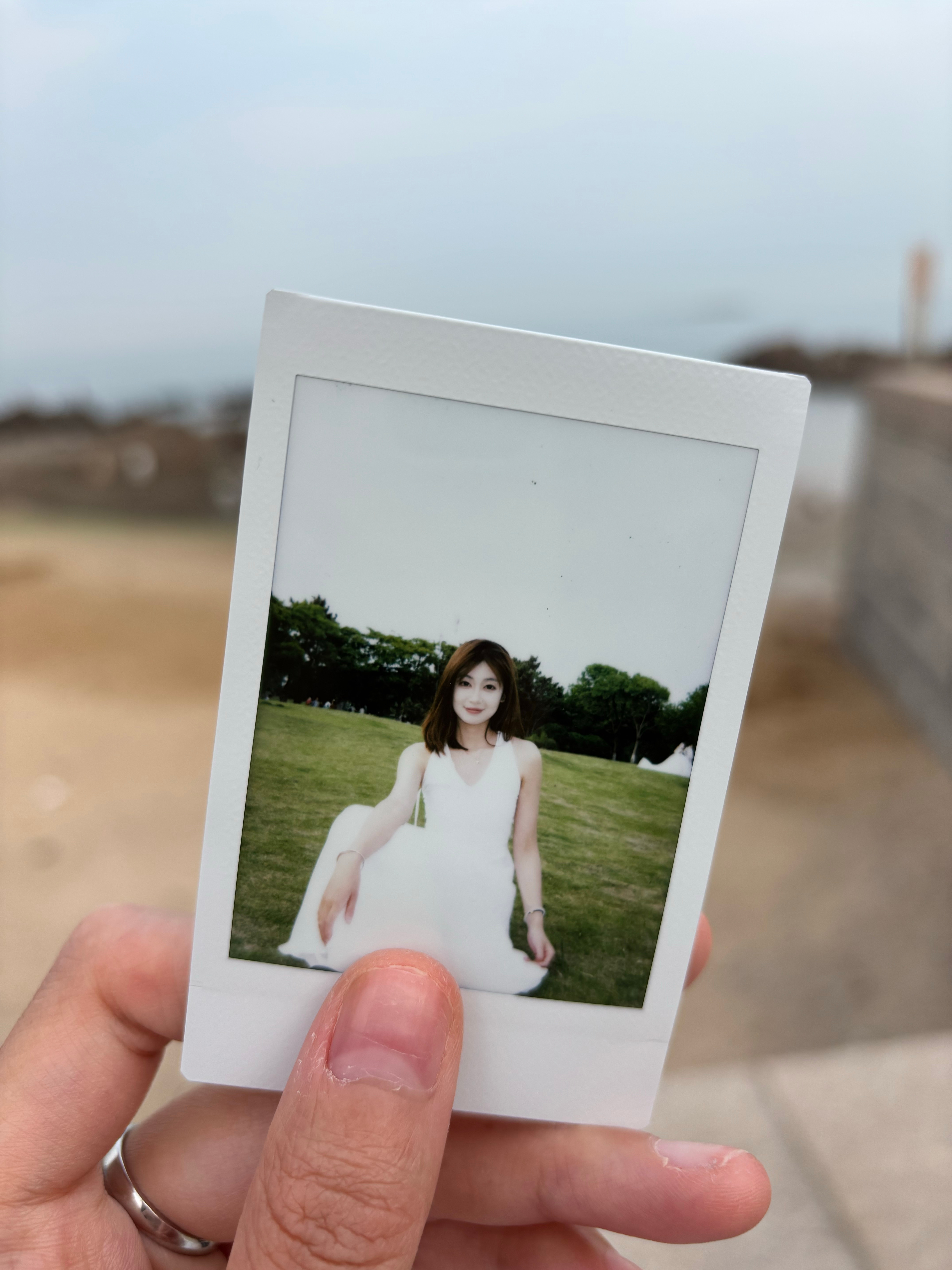 最近入手了拍立得mini12，现在有点后悔没买wide400了，虽然宽幅的价格高