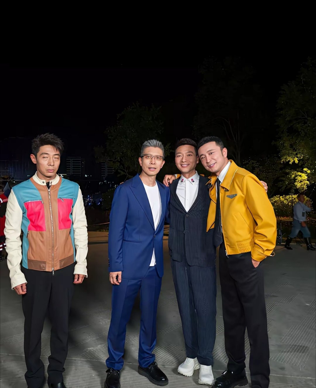 同框合照，小撒怎么闷闷的？是不是其他人都穿厚底鞋，就他不知道！ ​​​