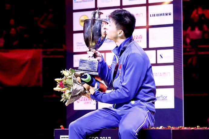 马龙贾玲Prada秀场同框 当