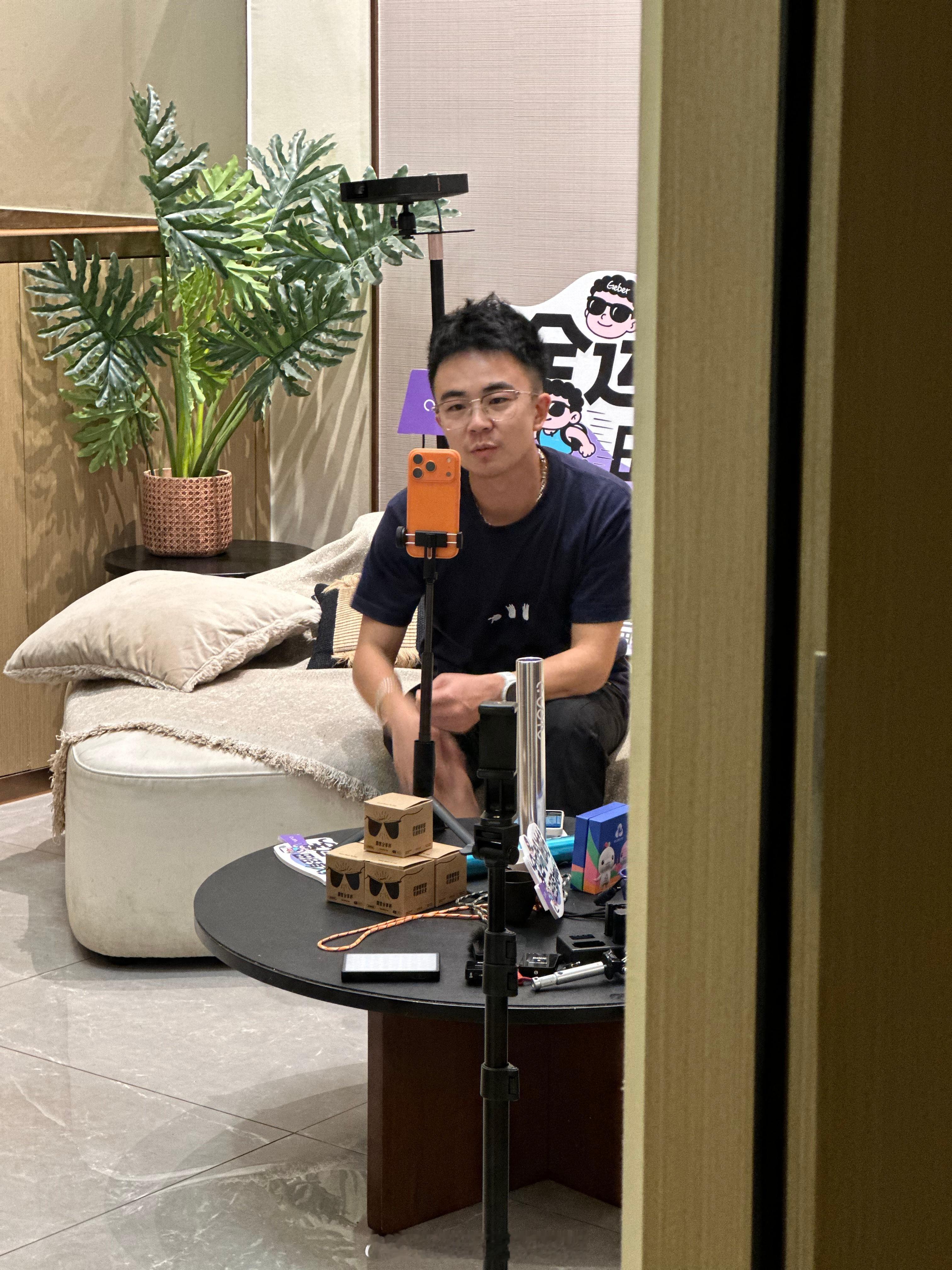 很多信息没法及时传达，聊天是最直接的方式