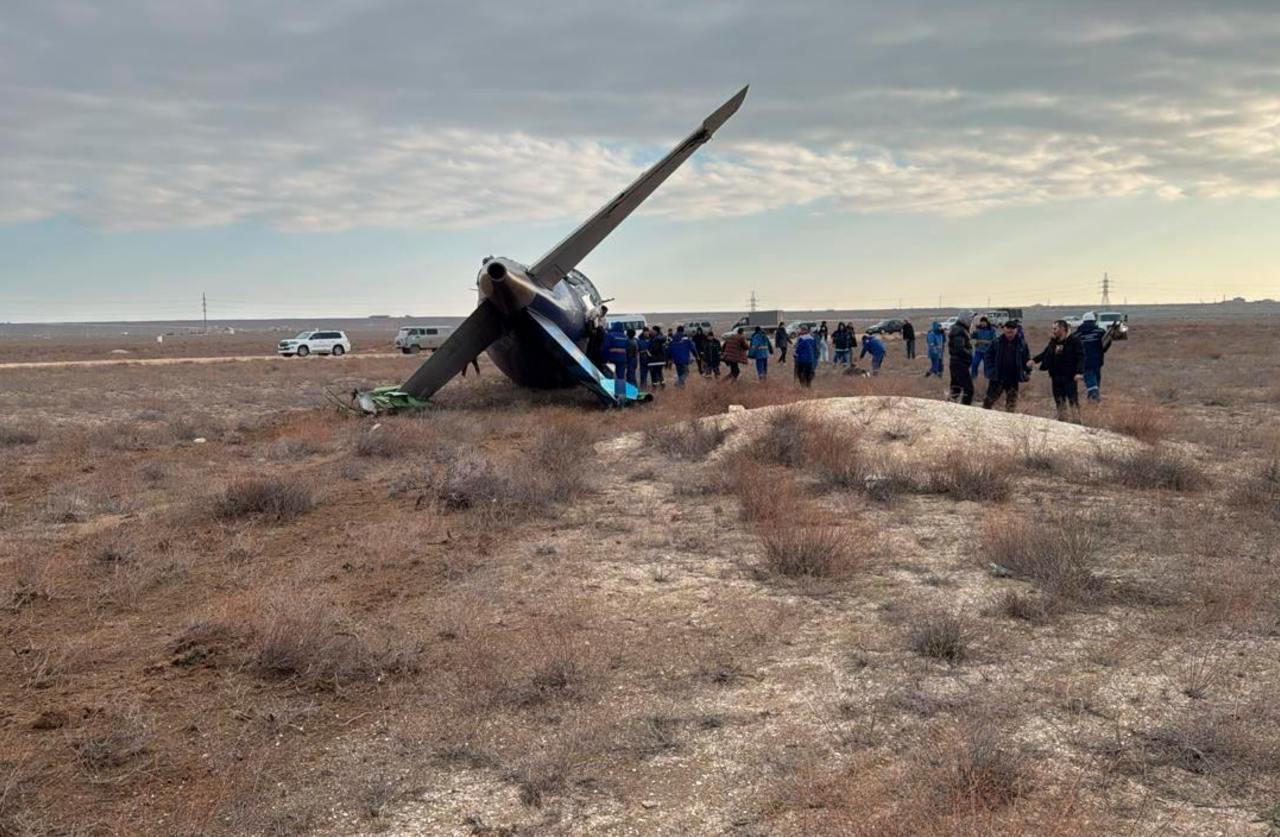 当地时间25日，一架阿塞拜疆航空公司客机在阿克套市附近坠毁。机上总共72人，其中