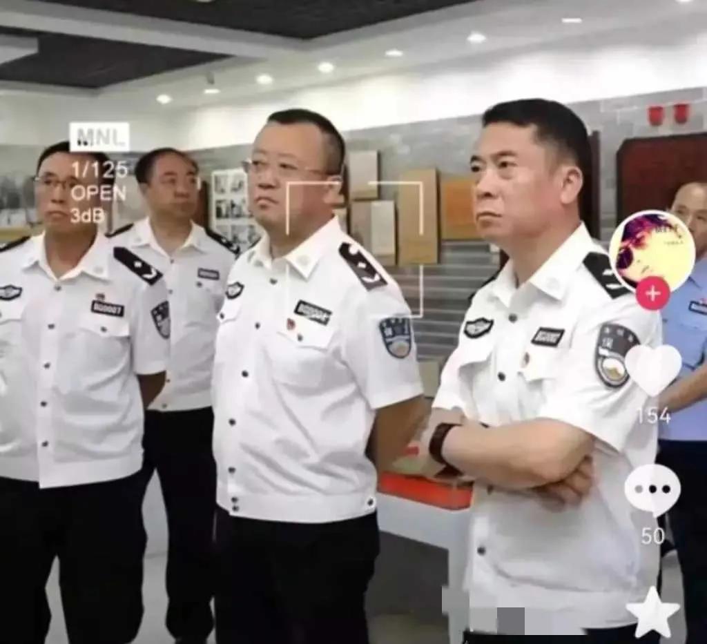 这个保安服牛🐮，穿起来和厅长似的。