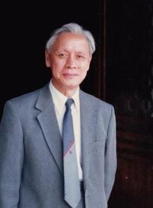 1959年，他瞒着妻子，偷偷把一管不明液体，灌进不满一岁的儿子嘴里，看着儿子对他