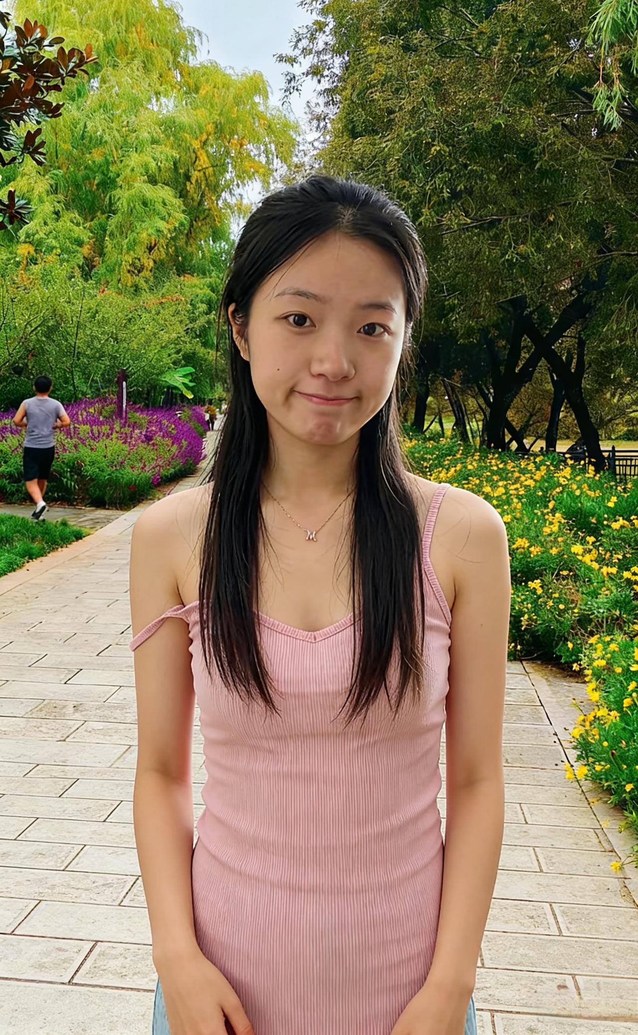 没有精致的妆容，没有刻意的姿态
她站在园子里，像一株刚冒芽的粉蔷薇
吊带的粉，是