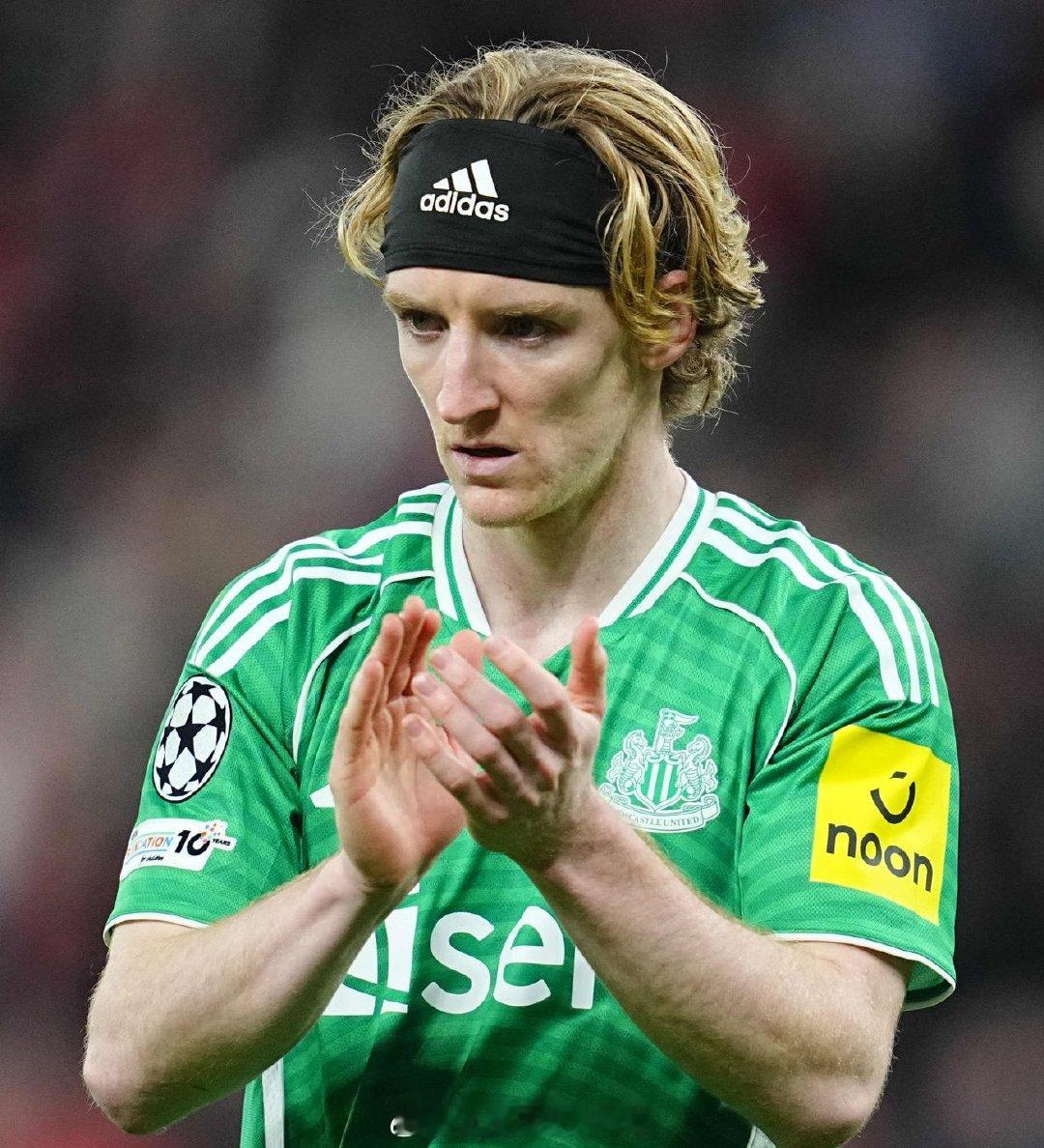 关于阿森纳有兴趣在夏窗引进纽卡边锋戈登的新闻，是《太阳报》记者Charlie W