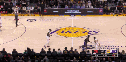 还指望湖人打进季后赛？施罗德上空篮不中，猛龙队都放弃防守了
3月11日，湖人主场