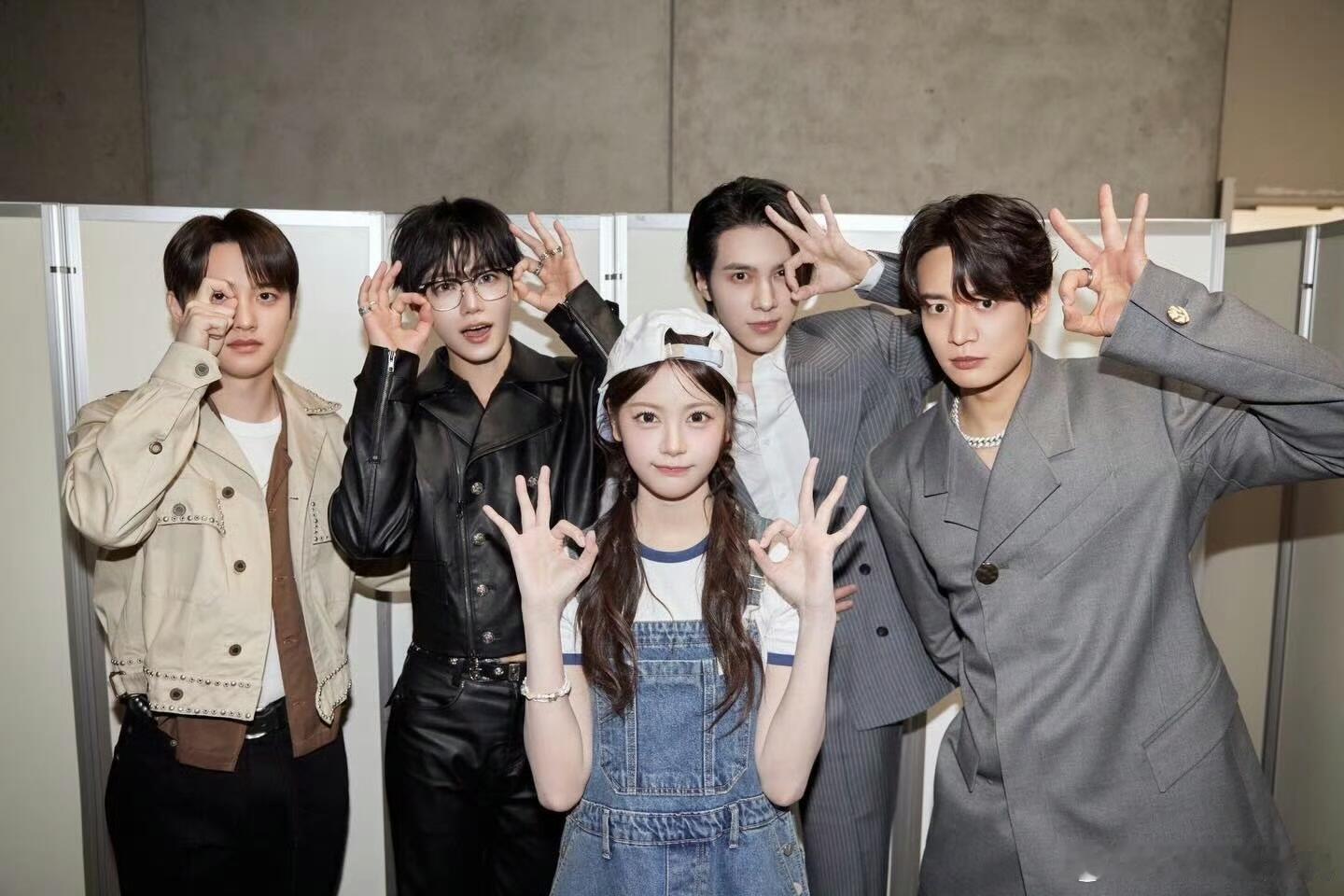 NCT在后台拍了好多照呀 