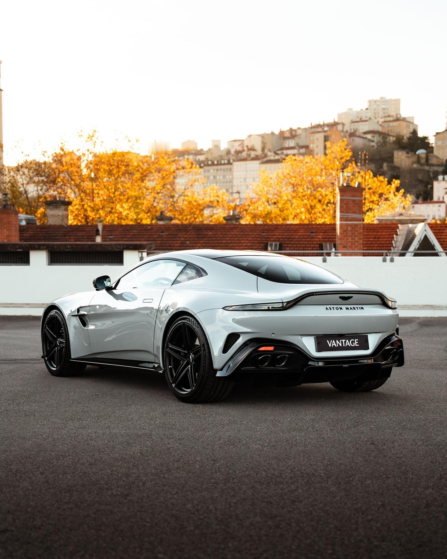 发现这款2024年款Aston Martin Vantage，其典雅的Apex 