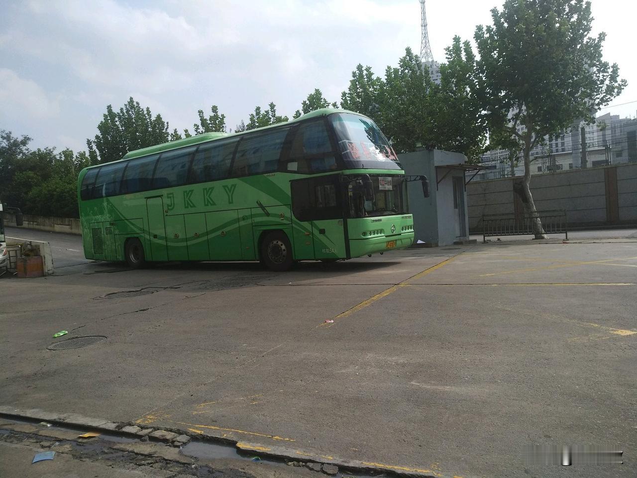 上海曾经的省际长途线路（十四），不知还有多少在跑？
泾县—上海
泰州—上海
嘉善