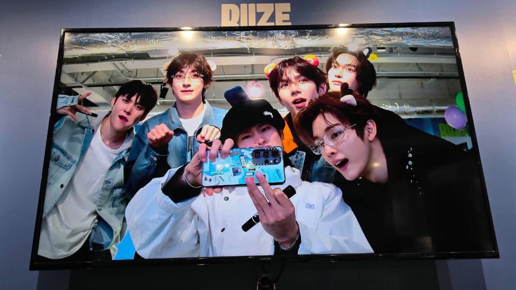 这是戴了豆兵发夹可以合影大C登基的意思吗