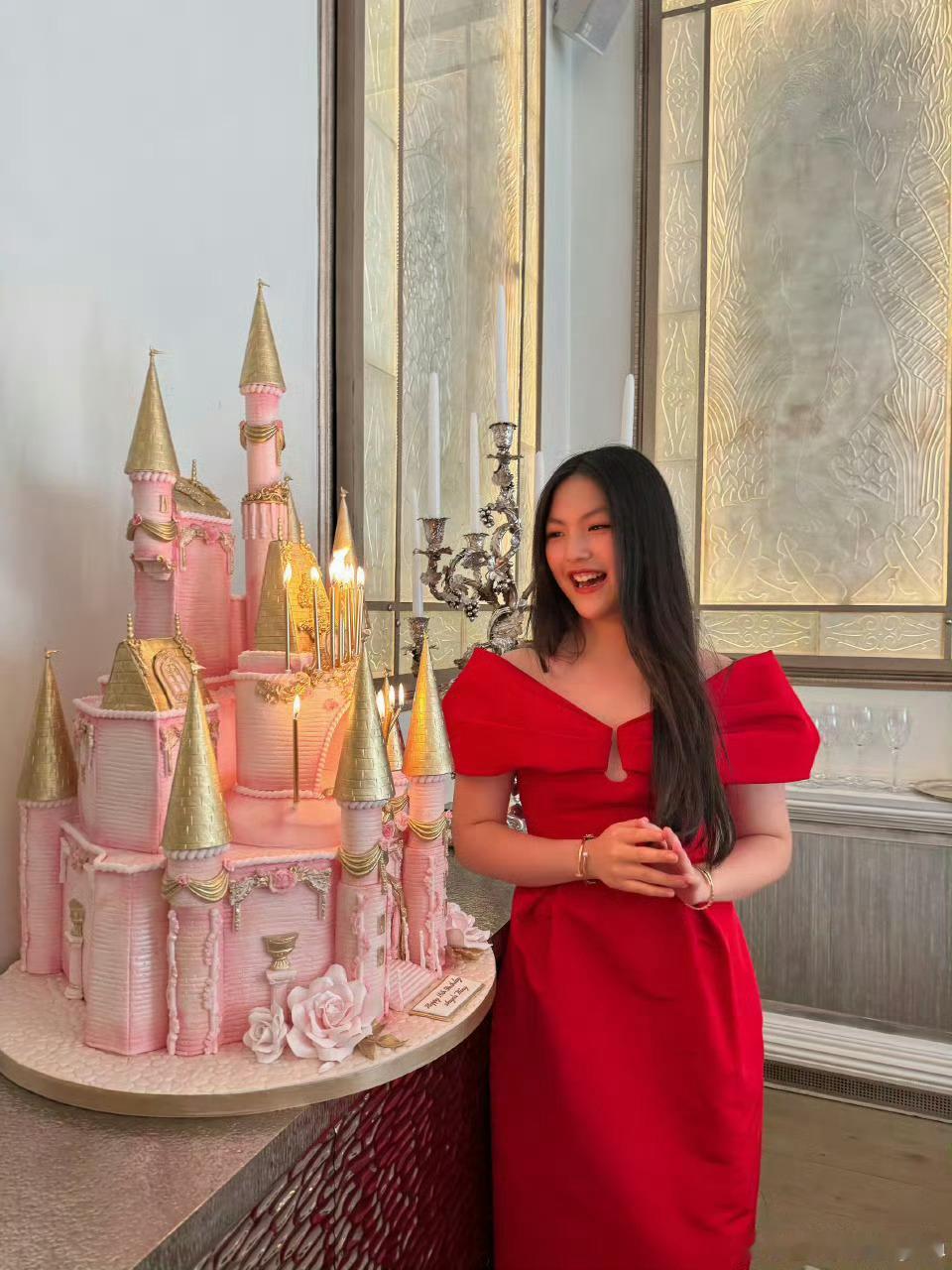 李湘王岳伦为王诗龄庆生王诗龄16岁生日红色露肩礼服好优雅啊[开学季][开学季] 
