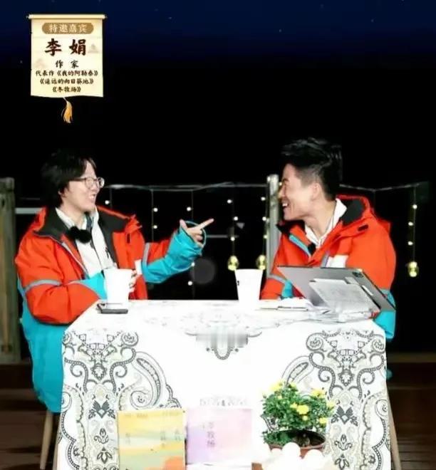 是错觉吗？
感觉董宇辉和李娟很搭啊
虽然董宇辉喊她娟姨
虽然李娟是79年的
董宇