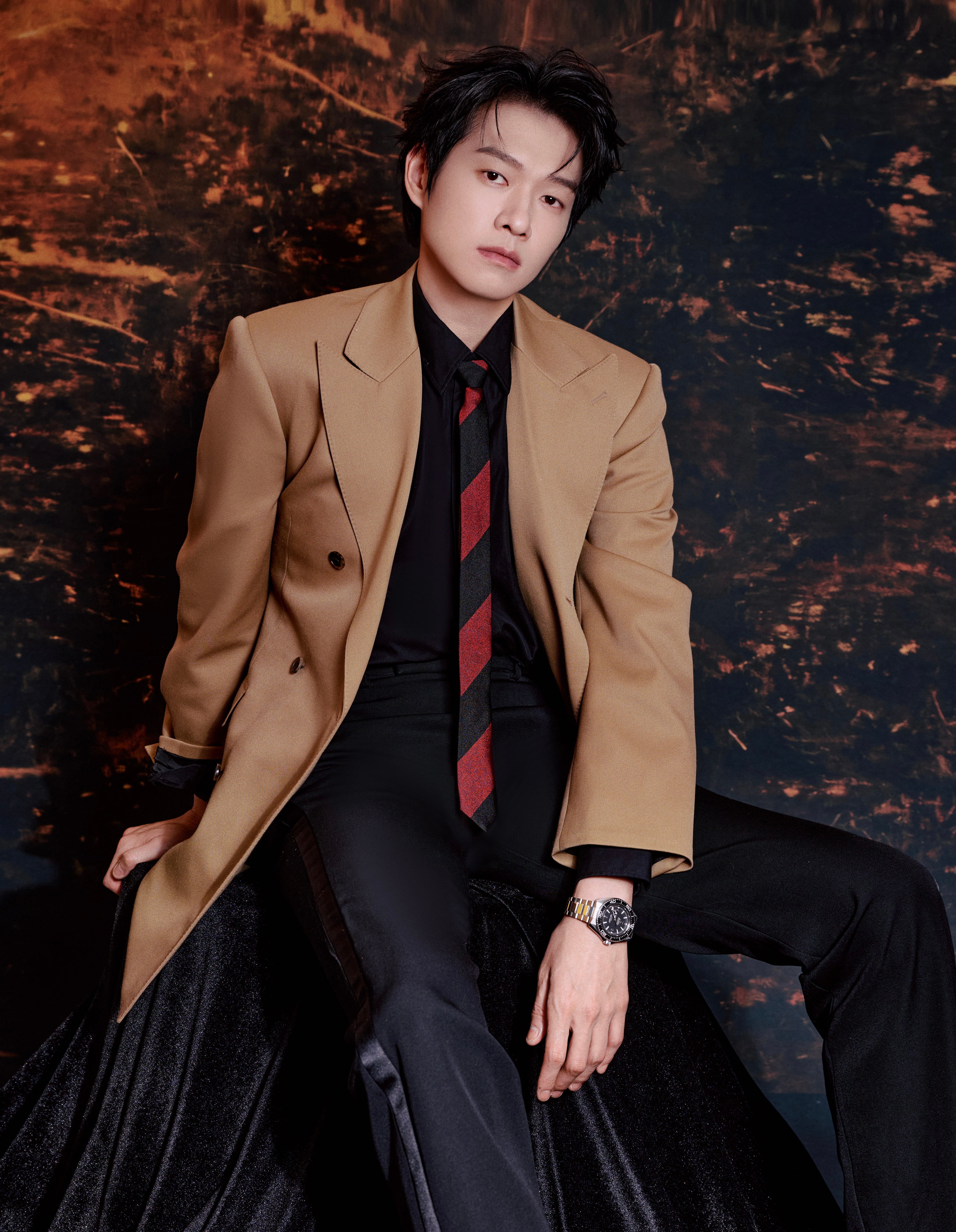 魏大勋今日出席爱奇艺尖叫之夜造型图集，身着CELINE戗驳领双排扣西装搭配黑衬衫