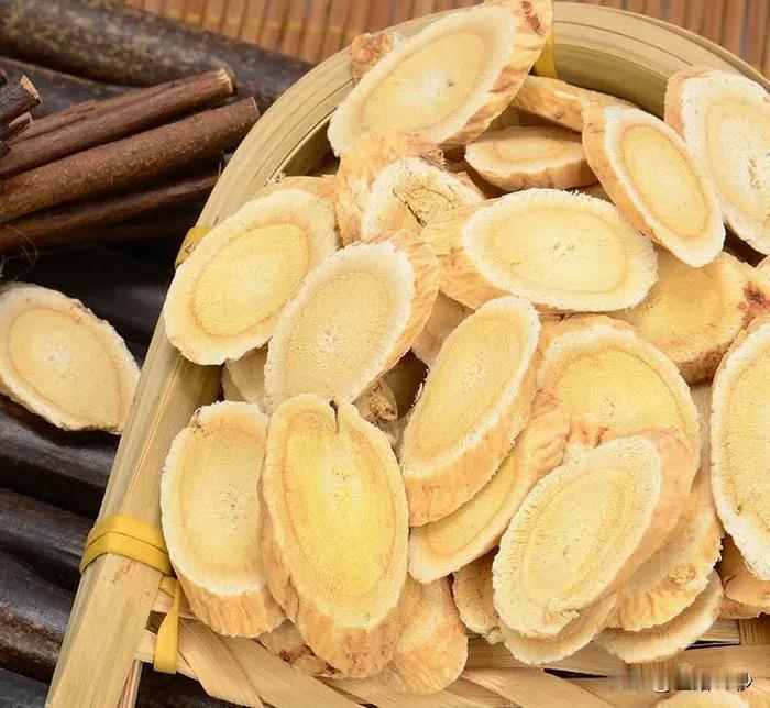 补气之长黄芪：为何有些人食用后会上火？

近日，关于黄芪这一传统中药材的讨论在网