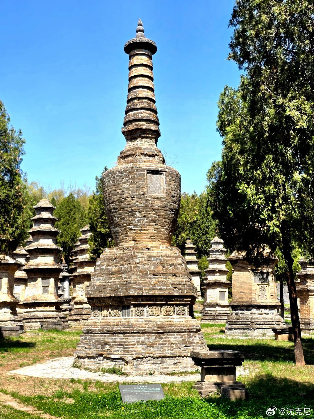 再访少林寺，见武僧表演拳脚，便回忆起我少年时,向出身嵩山少林寺的原宁夏马鸿逵第十